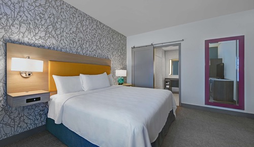 Suite, 1 King Bed, Accessible, Bathtub