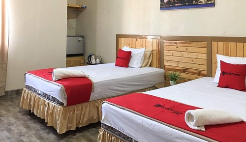 Premium Twin Room (RedDoorz)