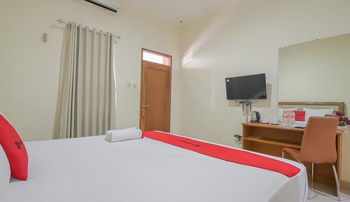 Double Room (RedDoorz)