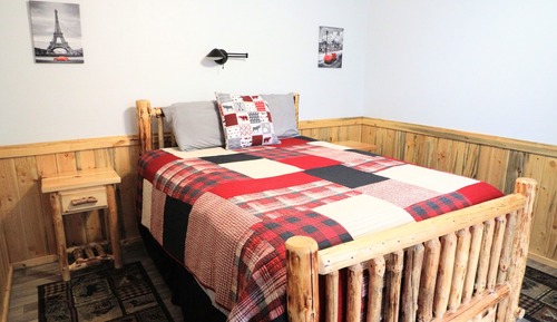 Honeymoon Cabin, 1 Queen Bed (NO PRIVATE BATHROOM)