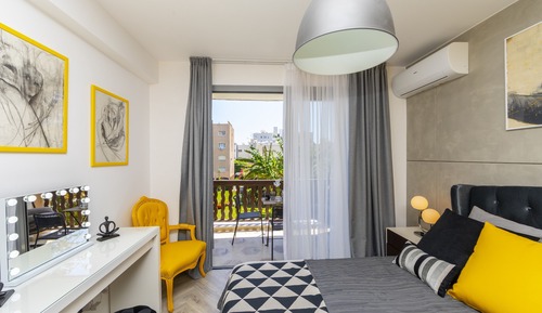 Urban Chic One-Bedroom Apartment (D222)