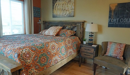 House, 1 Queen Bed (426 N. Loomis Ave.)