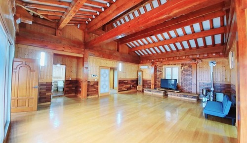 Room (Deokinjeon)