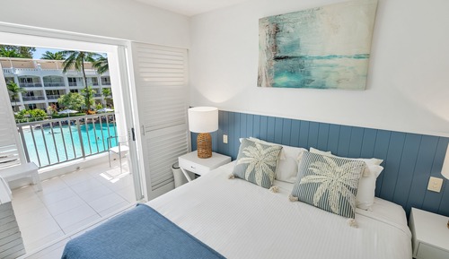 Poolview Studio Room with balcony spa