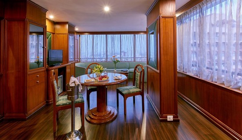 Executive Suite with Bathtub