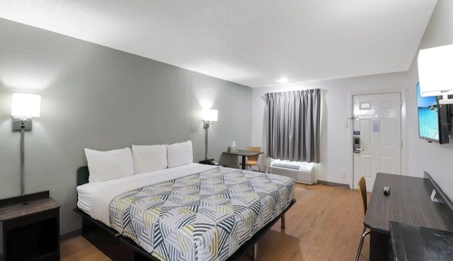 Deluxe Room, 1 King Bed, Non Smoking, Refrigerator & Microwave