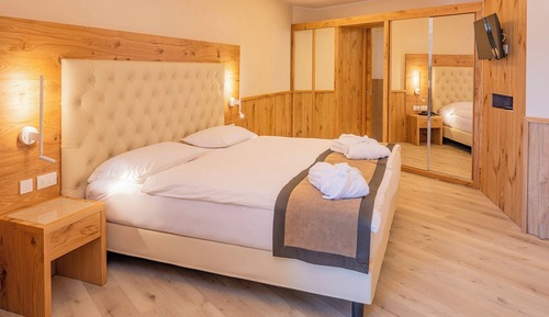 Suite, Lake View
