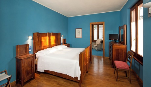 Comfort Room, 1 Queen Bed, Annex Building