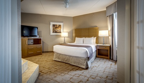 Deluxe Queen Suite with Jetted Tub-Separate Living Room