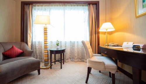 DELUXE KING ROOM