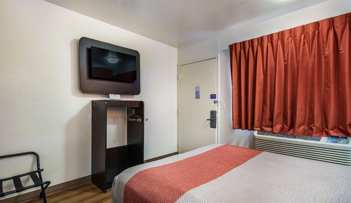 Standard Room, 1 Queen Bed, Accessible, Smoking