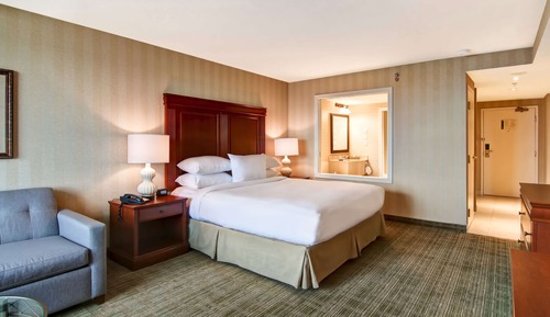 Premium Room, 1 King Bed, Soaker Tub, US Falls View