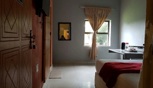 Superior Suite, 1 King Bed, Refrigerator