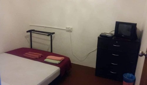 Family Room Shared Bathroom (4 pax)