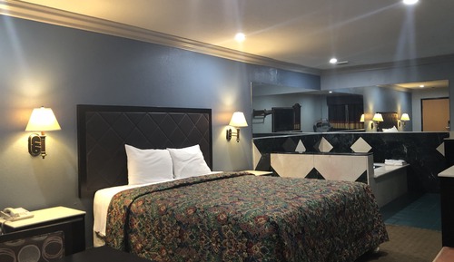 Suite, 1 King Bed, Smoking, Jetted Tub