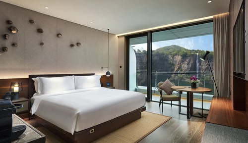Deluxe Room, 1 King Bed, Balcony (Turquoise)