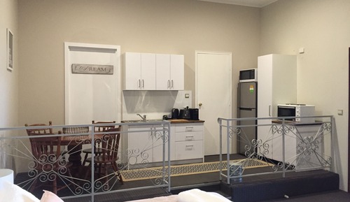 Deluxe Studio Suite, 1 King Bed, Kitchen