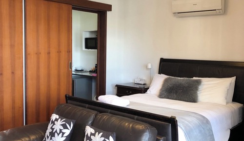 Deluxe Studio, 1 Queen Bed, Ensuite, Pool View