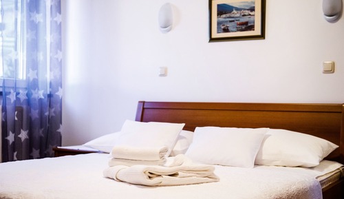 Room (S1)