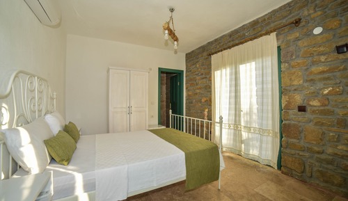 KISMI DENIZ MANZARALI BALKONLU ODA