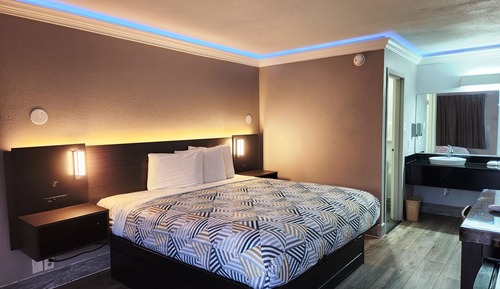 Standard Room, 1 King Bed, Smoking, Refrigerator & Microwave