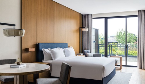 Deluxe Room, 1 King Bed, Garden View