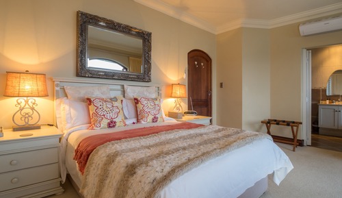 Luxury Suite, Lake View (Coral Suite)