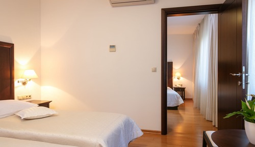 Family Room, Connecting Rooms