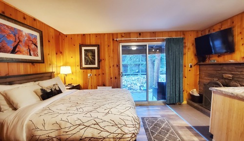 River Lodge Queen Room 