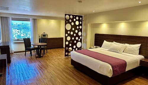 Luxury Suite, 1 Bedroom, Private Bathroom (Master)