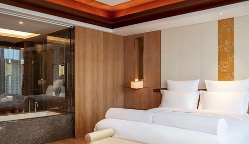 Deluxe Suite, 1 King Bed, Balcony