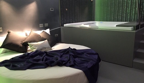 Suite, Jetted Tub