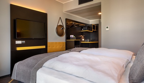 Standard Room, 1 Queen Bed, Kitchenette (Up to 3 Adults)
