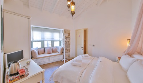 Junior Double Room, 1 Queen Bed, Corner