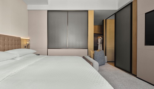 Grand Studio Suite, 1 King Bed, Mountain View