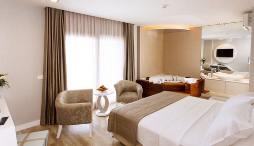 Deluxe Suite