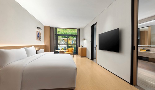 Grand Room, 1 King Bed, Balcony (Furnished Balcony)