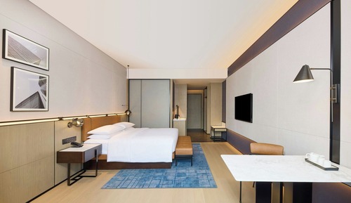 Executive Room, 1 King Bed, City View