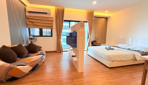 Superior Studio, 1 Queen Bed, Balcony, City View