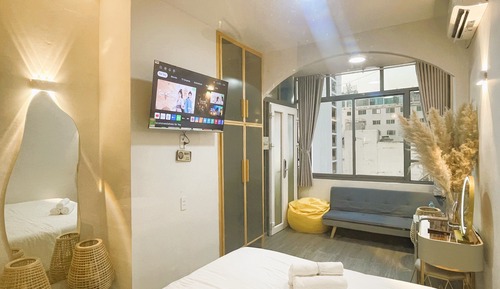 Deluxe Studio Suite, 1 King Bed, Non Smoking, City View