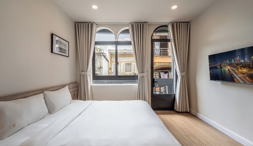 Deluxe Studio, 1 King Bed, Balcony
