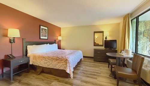 Deluxe Room, 1 King Bed, Balcony, Mountain View