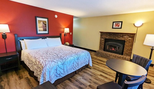 Deluxe Room, 1 King Bed, Fireplace, Mountain View