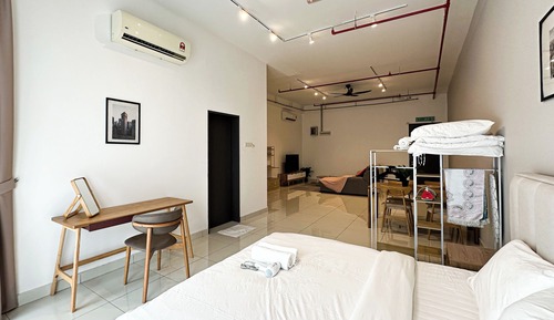 Deluxe Studio Suite, City View