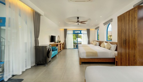 Family Studio Suite, Multiple Beds, Balcony, City View