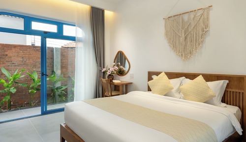 Deluxe Double Room, 1 King Bed, Pool View