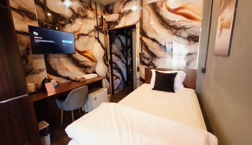 Twin Bed Room (No. 885)