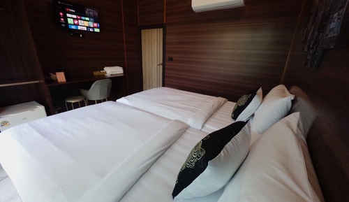 Twin Bed Room (No. 882)