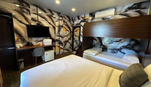 Family Room (No. 884)