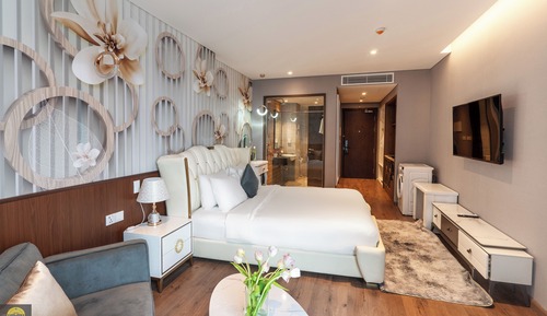 Studio, 1 King Bed, Garden View